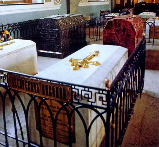 Надгробия в усыпальнице Романовых