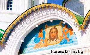 Внешние росписи Успенского собора в советское время, в отличие от самого храма, никто не реставрировал. Поновили их уже в наши дни. На фотографии—Спас Нерукотворный.