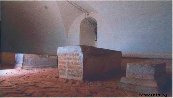 Усыпальница Годуновых в Ипатьевском монастыре. Здесь лежит прах Дмитрия Ивановича Годунова, строителя Богоявленской церкви в Красном.