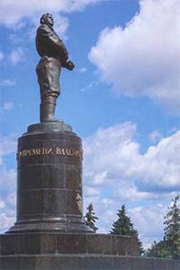 На этом месте изначально предполагалось установить памятник Максиму Горькому, умершему в 1936 году. Но в 1938 году погиб Чкалов, и увековечили рядом с Георгиевской башней именно его.