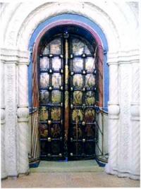 Новгородские (Васильевские) врата были вывезены из Новгорода Иваном Грозным в 1570 году.
