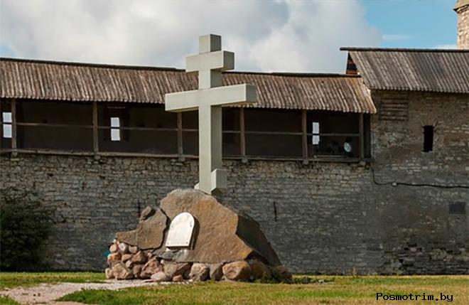 Крест на месте взорванного Благовещенского храма в кремле Пскова