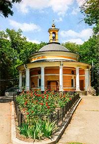 Никольская церковь на Аскольдовой могиле в Киеве. Есть свидетельства, что первый Никольский храм здесь был устроен святой Ольгой.