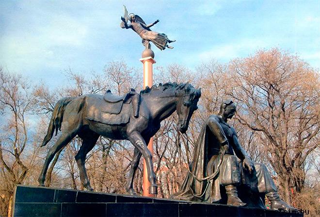 Памятник атаману Антону Головатому в Одессе. Установлен в 1999 году.