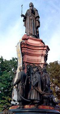 Памятник Екатерине II в Краснодаре. Скульптор М. Микешин изобразил Головатого первым справа от «грамоты на землю Кубанскую», которая спускается от ног императрицы. После революции большевики уничтожили этот монумент. Его восстановили в прежнем виде только в 2006 году.