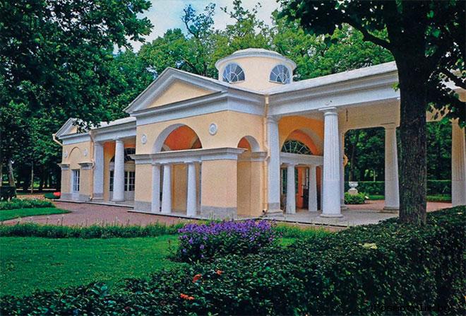 Павильон Вольер, или Птичник, - одно из первых строений Придворцового района в Павловском парке-работы Чарльза Камерона (1782).