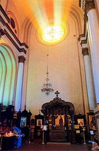 Сень над мощами святой Марии Гатчинской в интерьере Павловского собора Гатчины.
