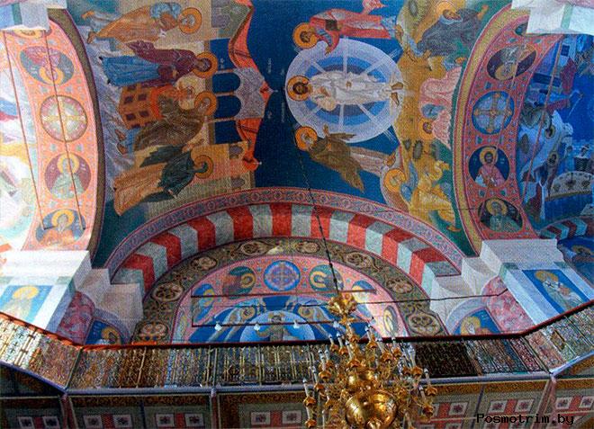 Росписи сплошь покрывают стены, и своды Троицкого собора Дивеевского монастыря.