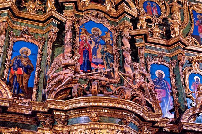 Сампсониевский собор Санкт-Петербург. Ангелы и витые колонны, иконостаса.