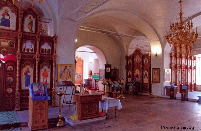 Общий вид трапезной и двух приделов храма Иоанна Богослова в Коломне.