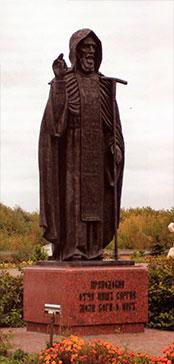 Памятник преподобному Сергию Радонежскому в обители.