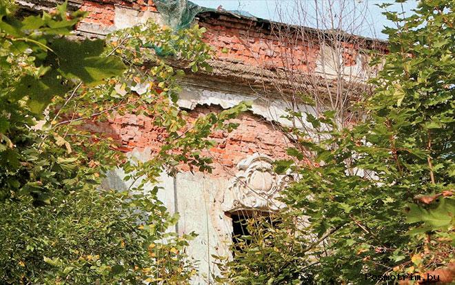 Старые стены усадьбы в Николо-Прозорово еще хранят на себе остатки былой лепнины декора.