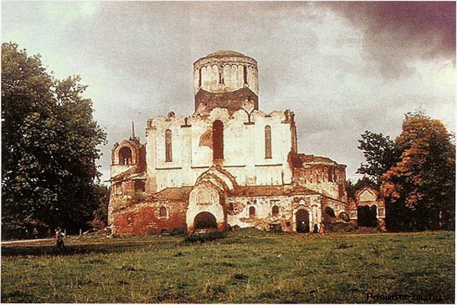 Феодоровский собор Пушкин 1977 год. Разоренный и полуразрушенный храм. Слева дуб посаженный Николаем II в 1913 году.
